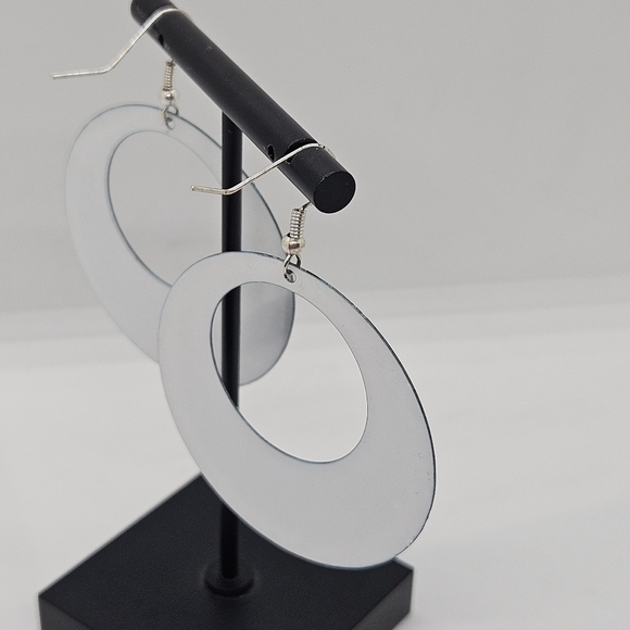 Peacock print circular cutout dangle earrings - Picture 3 of 4